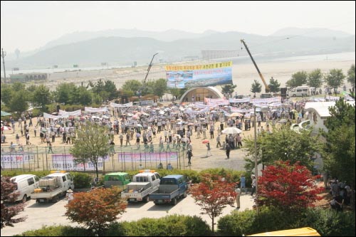 장항읍 마서면 소재 금강하구둑 잔디공원에서 열린 궐기대회 전경, 공무원 등 1000여명이 모였다. 